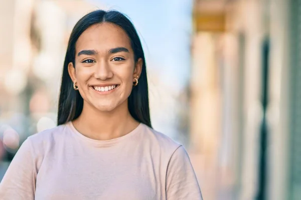 Joven Chica Latina Sonriendo Feliz Pie Ciudad — Foto de Stock