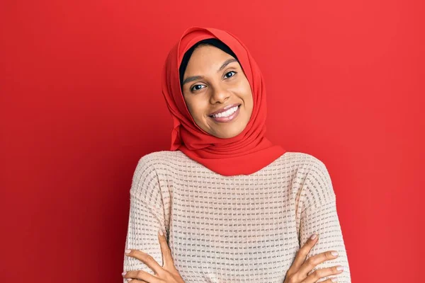 伝統的なイスラム教のヒジャーブスカーフを身に着けている若いアフリカ系アメリカ人女性は カメラを見て交差腕で笑顔 正の人 — ストック写真