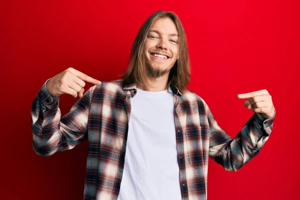 Bonito Homem Caucasiano Com Cabelos Longos Vestindo Roupas Casuais Olhando — Fotografia de Stock