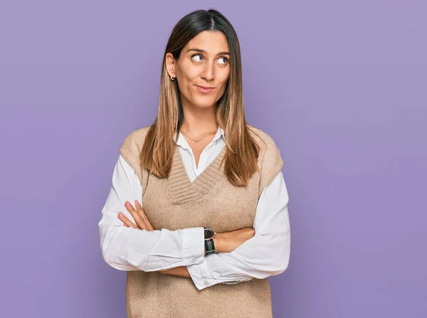 Jovem Mulher Vestindo Roupas Casuais Sorrindo Olhando Para Lado Olhando — Fotografia de Stock