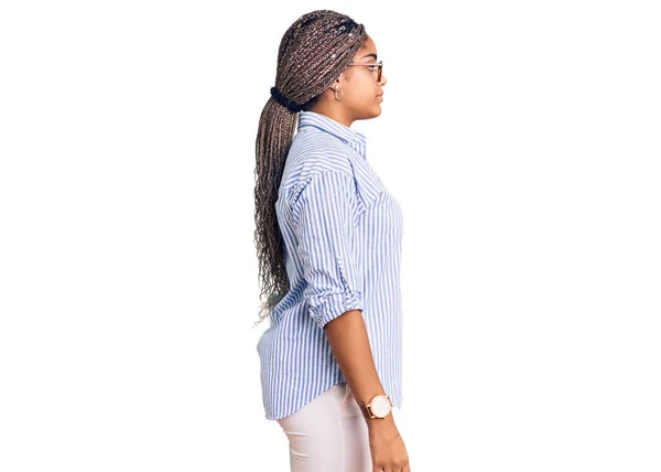 Ung Afrikansk Amerikansk Kvinna Med Flätor Bär Casual Kläder Och — Stockfoto