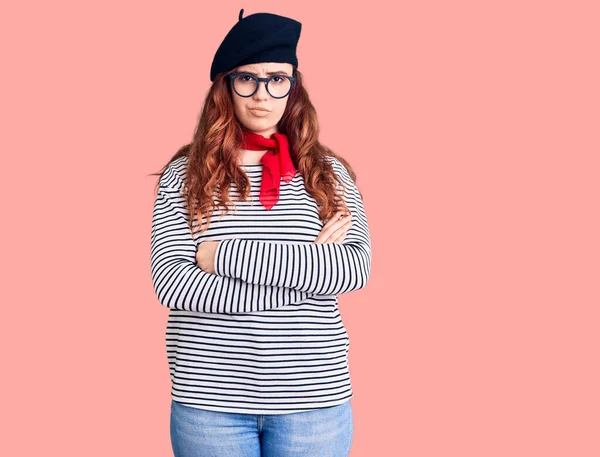 Junge Schöne Frau Französischen Look Mit Baskenmütze Skeptisch Und Nervös — Stockfoto