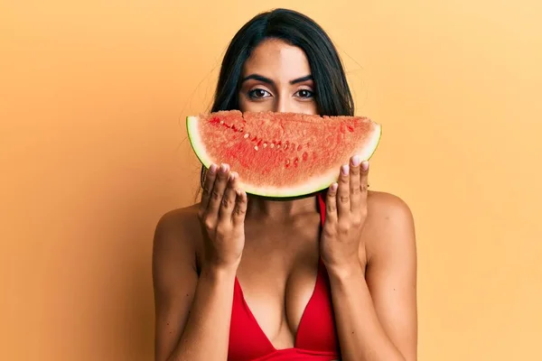 Schöne Hispanische Frau Legt Wassermelonenscheibe Als Lustiges Lächeln Lächelnd Mit — Stockfoto