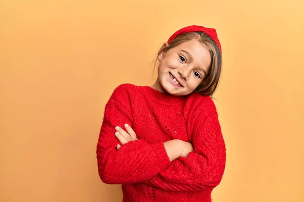 Kleines Hübsches Mädchen Lässigem Winterpullover Mit Glücklichem Gesicht Und Verschränkten — Stockfoto