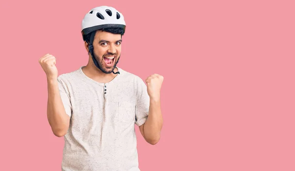 Молодий Іспаномовний Чоловік Велосипедному Шоломі Кричить Гордо Відзначаючи Перемогу Успіх — стокове фото