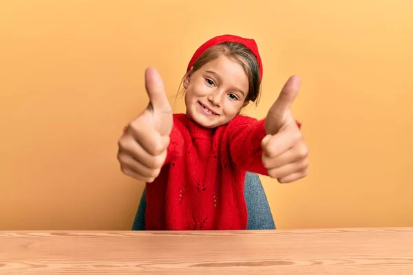 Pequena Menina Bonita Vestindo Roupas Casuais Sentado Mesa Aprovando Fazer — Fotografia de Stock