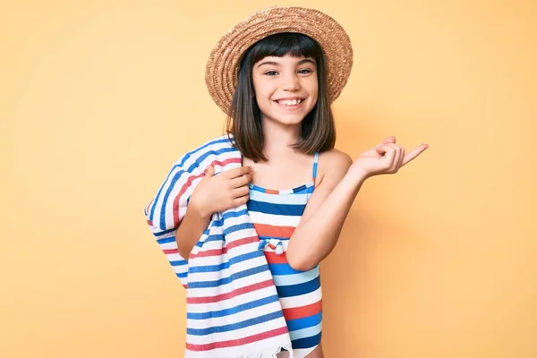Niña Joven Con Flequillo Usando Traje Baño Sombrero Verano Sosteniendo —  Fotos de Stock