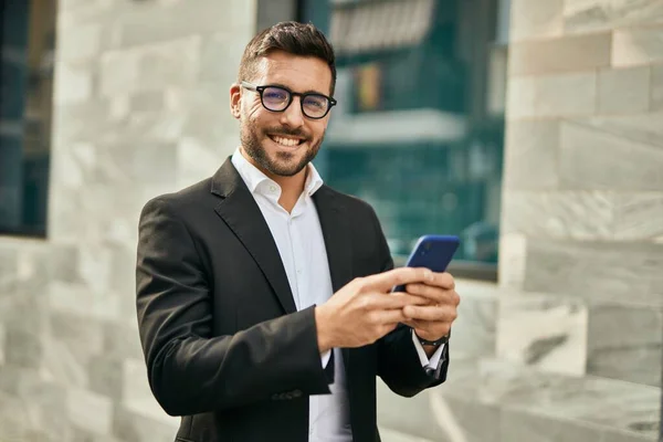 Joven Empresario Hispano Sonriendo Feliz Usando Smartphone Ciudad — Foto de Stock