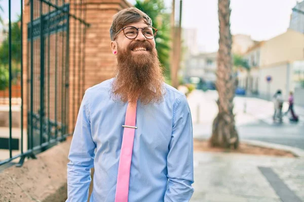 Jovem Empresário Ruivo Com Longa Barba Sorrindo Feliz Andando Cidade — Fotografia de Stock