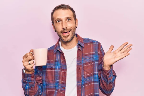 Jonge Knappe Man Met Koffie Vieren Prestatie Met Vrolijke Glimlach — Stockfoto