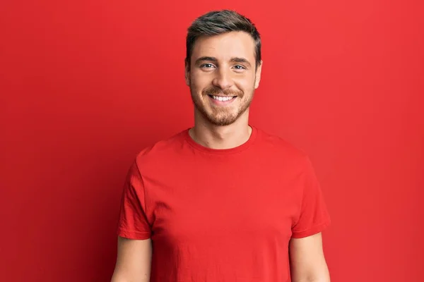 Schöner Kaukasischer Mann Lässigem Rotem Shirt Mit Einem Fröhlichen Und — Stockfoto