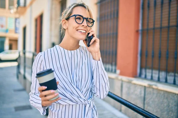 Joven Mujer Negocios Rubia Hablando Teléfono Inteligente Tomando Café Ciudad — Foto de Stock