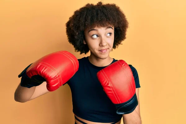 Ung Latinamerikansk Sportig Flicka Använder Boxningshandskar Ler Tittar Sidan Och — Stockfoto