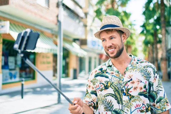 Beyaz Tenli Yakışıklı Adam Mutlu Bir Şekilde Dışarıda Selfie Çekiyor — Stok fotoğraf