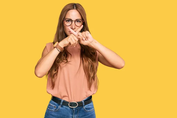 Jonge Latino Vrouw Dragen Casual Kleding Bril Afwijzing Expressie Kruisen — Stockfoto