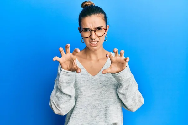 Mulher Hispânica Jovem Vestindo Roupas Casuais Sorrindo Engraçado Fazendo Gesto — Fotografia de Stock