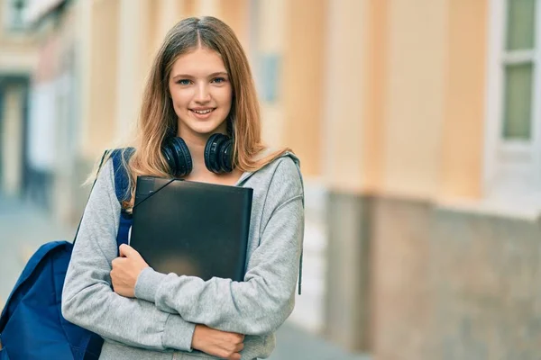 Όμορφη Καυκάσιος Έφηβος Φοιτητής Χρησιμοποιώντας Ακουστικά Κρατώντας Συνδετικό Υλικό Στην — Φωτογραφία Αρχείου