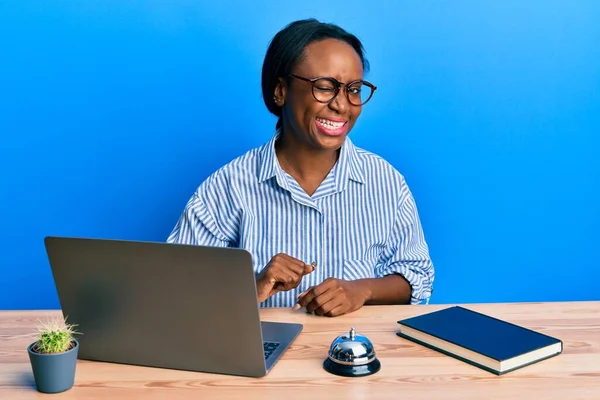 Jovem Mulher Africana Trabalhando Recepção Hotel Usando Laptop Piscando Olhando — Fotografia de Stock