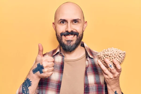 Jonge Knappe Man Met Kikkererwten Kom Glimlachen Gelukkig Positief Duim — Stockfoto