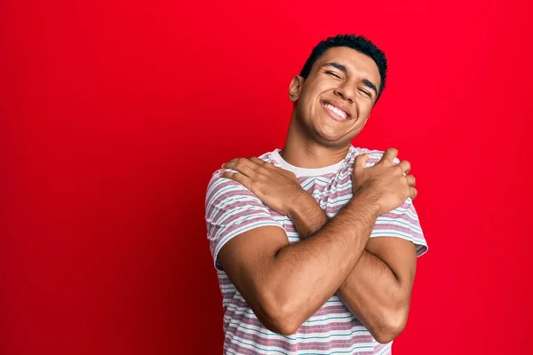 Joven Árabe Vestido Con Ropa Casual Abrazándose Feliz Positivo Sonriendo —  Fotos de Stock