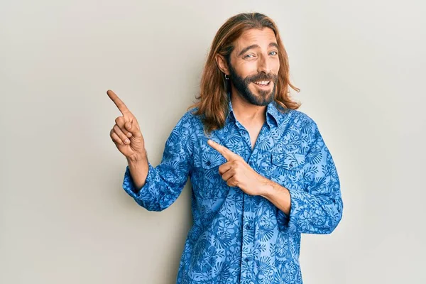 Aantrekkelijke Man Met Lang Haar Baard Jaren Discostijl Shirt Lachend — Stockfoto