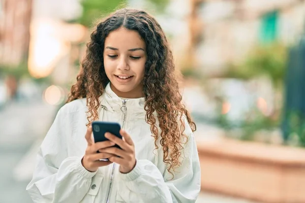 Güzel Spanyol Kız Şehirde Akıllı Telefon Kullanarak Mutlu Gülümsüyor — Stok fotoğraf