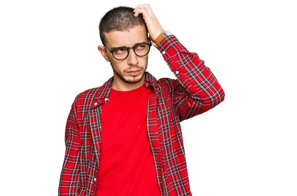 Spaanse Jongeman Casual Kleding Verwarren Zich Afvragen Vraag Onzeker Met — Stockfoto