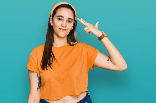 Jonge Latijns Amerikaanse Vrouw Casual Kleding Schieten Zichzelf Doden Wijzend — Stockfoto