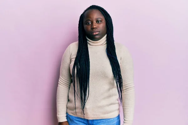 Jeune Femme Noire Avec Des Tresses Portant Pull Hiver Décontracté — Photo