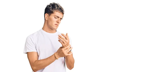 Junger Schöner Mann Lässigem Weißem Shirt Mit Schmerzen Händen Und — Stockfoto