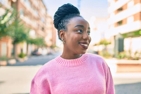 Jovem Afro Americana Sorrindo Feliz Andando Cidade — Fotografia de Stock