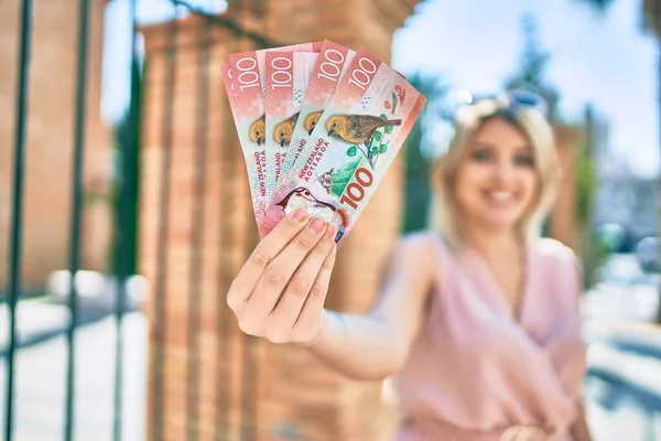 Fiatal Szőke Mosolyog Boldog Gazdaság Zéland 100 Dollár Bankjegyek Városban — Stock Fotó