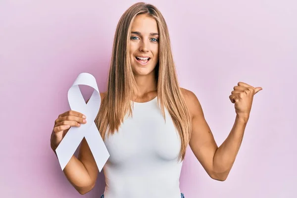 Ung Blond Kvinna Håller Cancer Medvetenhet Vitt Band Pekar Tummen — Stockfoto