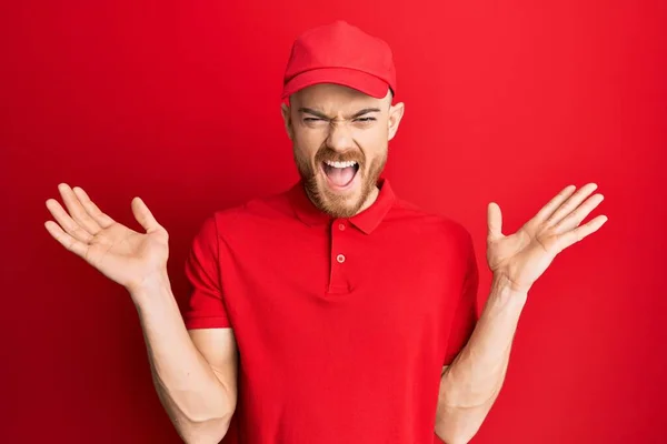 Joven Pelirrojo Vestido Con Uniforme Entrega Gorra Celebrando Loco Loco —  Fotos de Stock