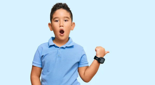 Μικρό Αγόρι Ισπανόφωνο Παιδί Φορώντας Casual Ρούχα Έκπληκτος Δείχνοντας Χέρι — Φωτογραφία Αρχείου