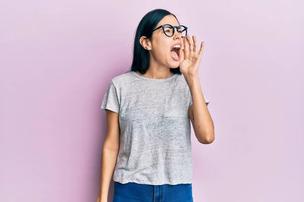 Belle Jeune Femme Portant Des Vêtements Décontractés Des Lunettes Criant — Photo