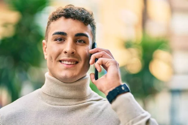 Fiatal Spanyol Férfi Mosolyog Boldog Beszél Okostelefonon Városban — Stock Fotó