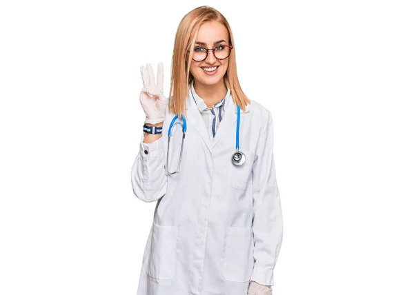 Hermosa Mujer Caucásica Vistiendo Uniforme Médico Estetoscopio Mostrando Apuntando Hacia — Foto de Stock