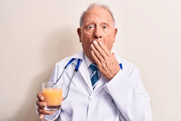 Yaşlı Gri Saçlı Doktor Steteskop Takıyor Ağzı Elle Kaplayan Sağlıklı — Stok fotoğraf