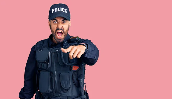 Joven Hispano Vestido Con Uniforme Policía Señalando Disgustado Frustrado Cámara — Foto de Stock