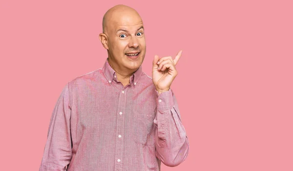 Homem Careca Meia Idade Vestindo Roupas Casuais Com Grande Sorriso — Fotografia de Stock