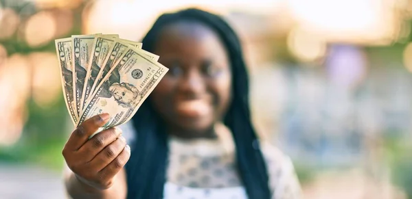 Jonge Afrikaanse Amerikaanse Vrouw Glimlachend Gelukkig Houden Van Amerikaanse Dollars — Stockfoto
