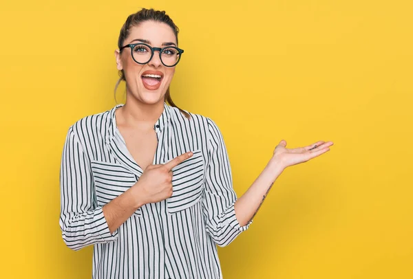 Ung Kaukasiska Kvinna Bär Business Shirt Och Glasögon Förvånad Och — Stockfoto