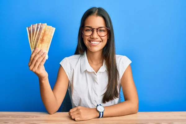 Hermosa Mujer Hispana Sosteniendo 500 Billetes Noruegos Con Aspecto Positivo —  Fotos de Stock