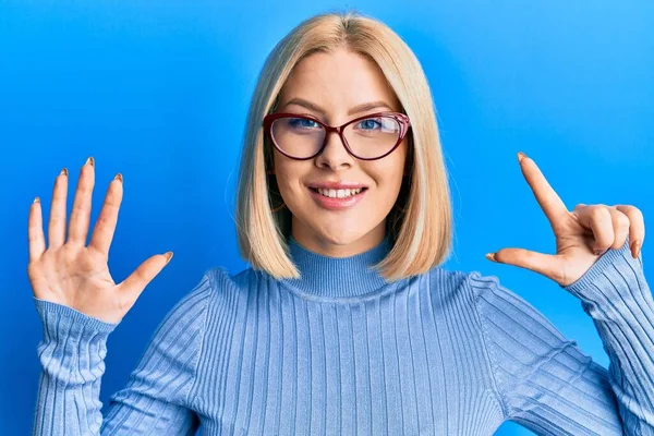 Mladá Blondýna Žena Sobě Ležérní Oblečení Brýle Ukazuje Ukazuje Prsty — Stock fotografie