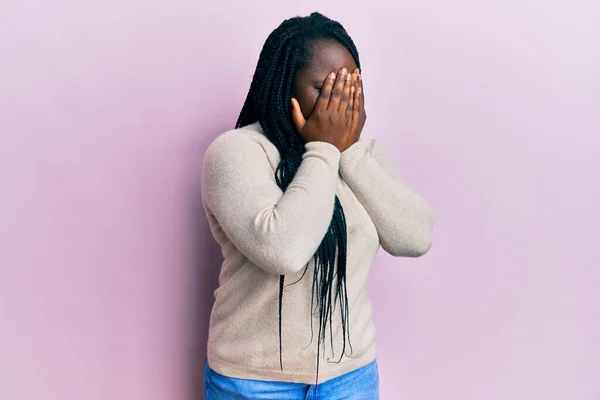 Jovem Mulher Negra Com Tranças Vestindo Camisola Inverno Casual Com — Fotografia de Stock