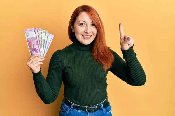 Mulher Ruiva Bonita Segurando Notas Rúpia Indiana Sorrindo Com Uma — Fotografia de Stock