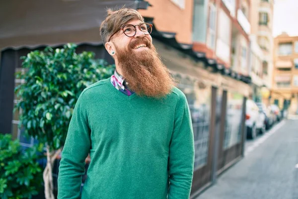 Jovem Irlandês Com Barba Ruiva Sorrindo Feliz Andando Cidade — Fotografia de Stock