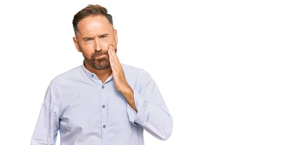 歯の痛みや歯の病気のために痛みを伴う表現で手に触れるビジネスシャツを身に着けてハンサムな中年の男性 歯科医 — ストック写真