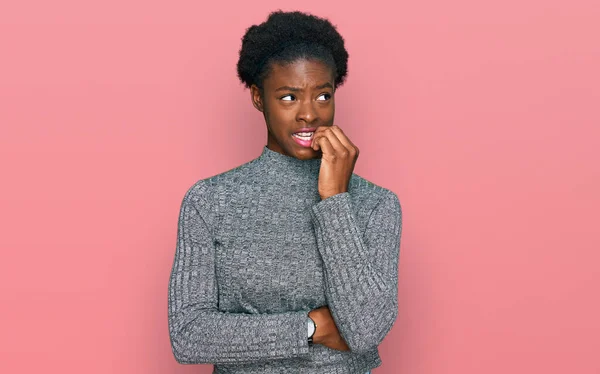 Молодая Африканская Американка Повседневной Одежде Выглядит Напряженной Нервной Руками Губах — стоковое фото